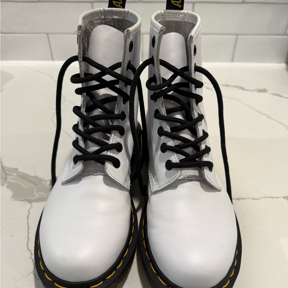 EUC Dr. Martens White Leather Lace-Up Boots Size 6